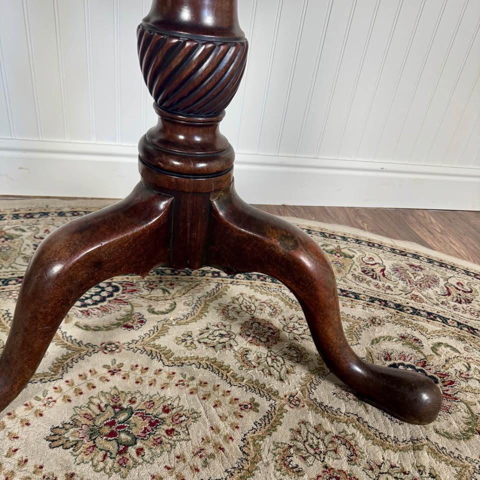 Chippendale-Style Tilt-Top Mahogany Pedestal Table