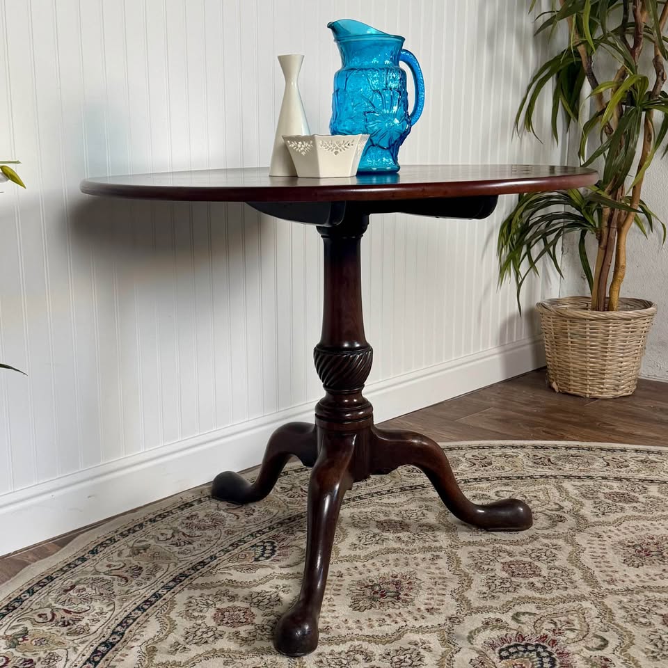 Chippendale-Style Tilt-Top Mahogany Pedestal Table