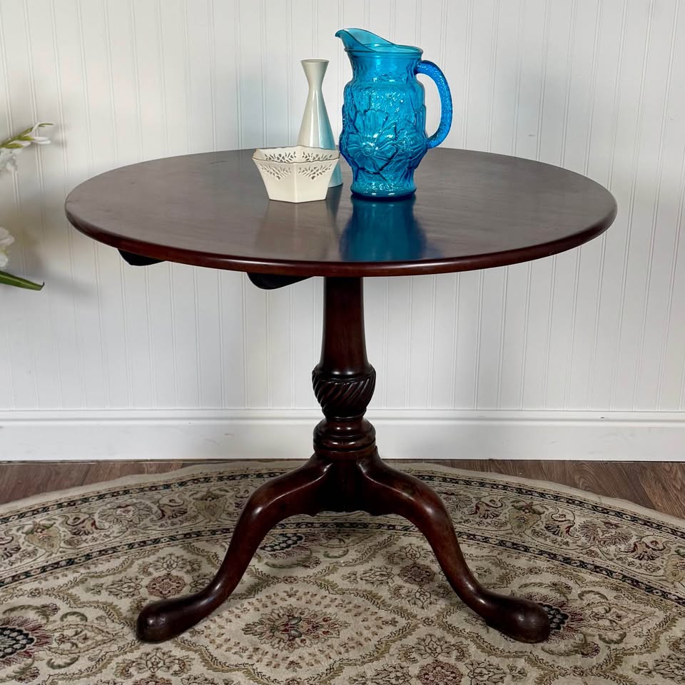 Chippendale-Style Tilt-Top Mahogany Pedestal Table