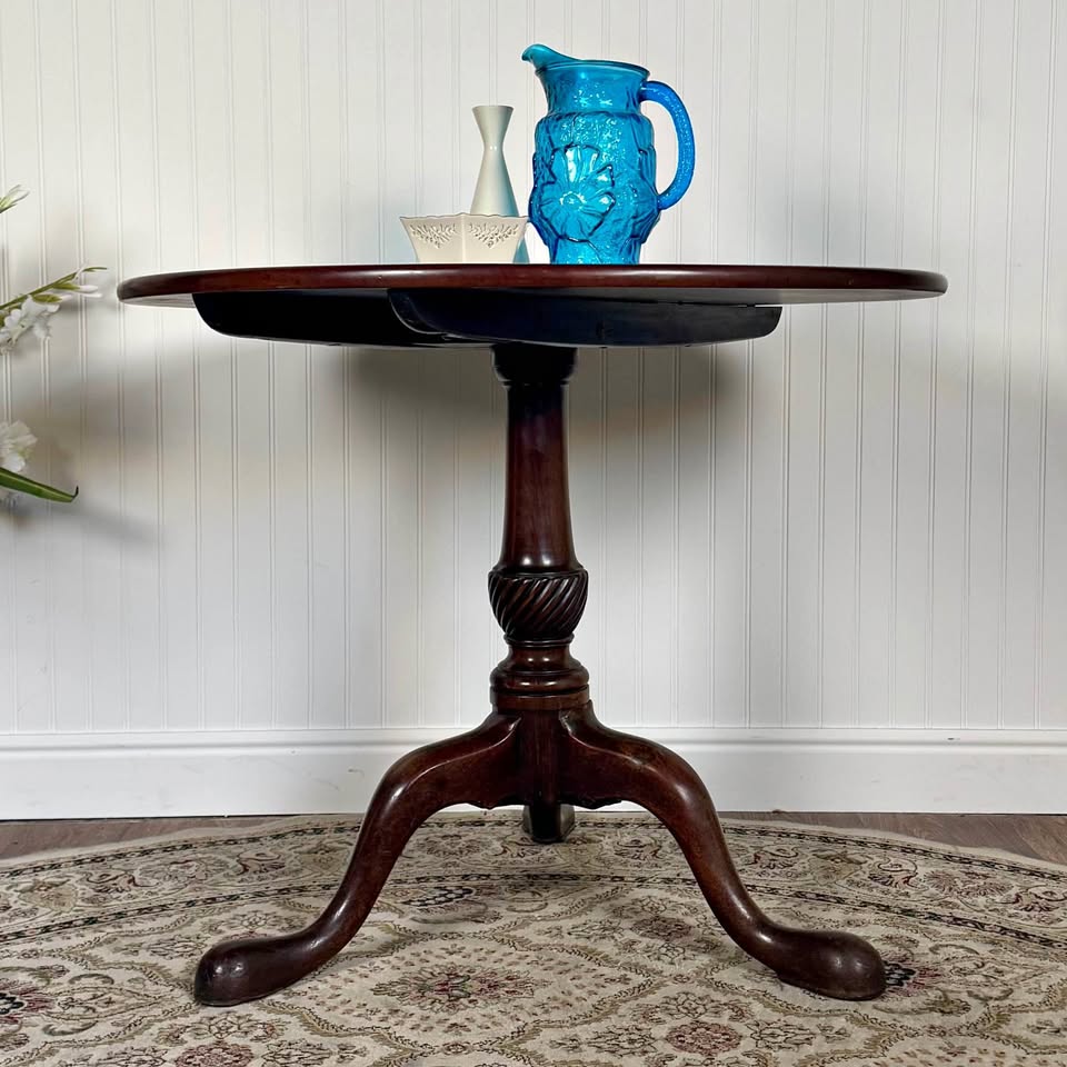 Chippendale-Style Tilt-Top Mahogany Pedestal Table