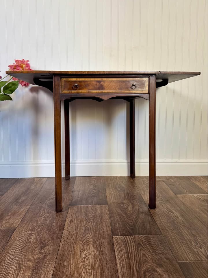 Front view of Vintage Mahogany Wood Federal Drop Leaf End Table with drop leaves ip