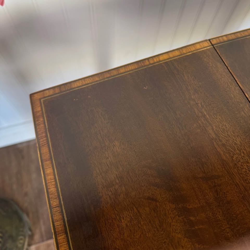 Close up of top corner of Vintage Mahogany Wood Federal Drop Leaf End Table