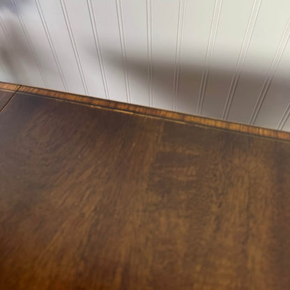 Closeup of top edge of Vintage Mahogany Wood Federal Drop Leaf End Table