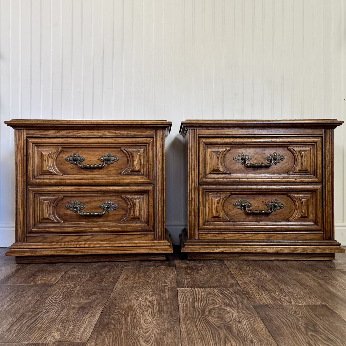 1970 Vintage Thomasville Oak 2-Drawer Pair of Nightstands