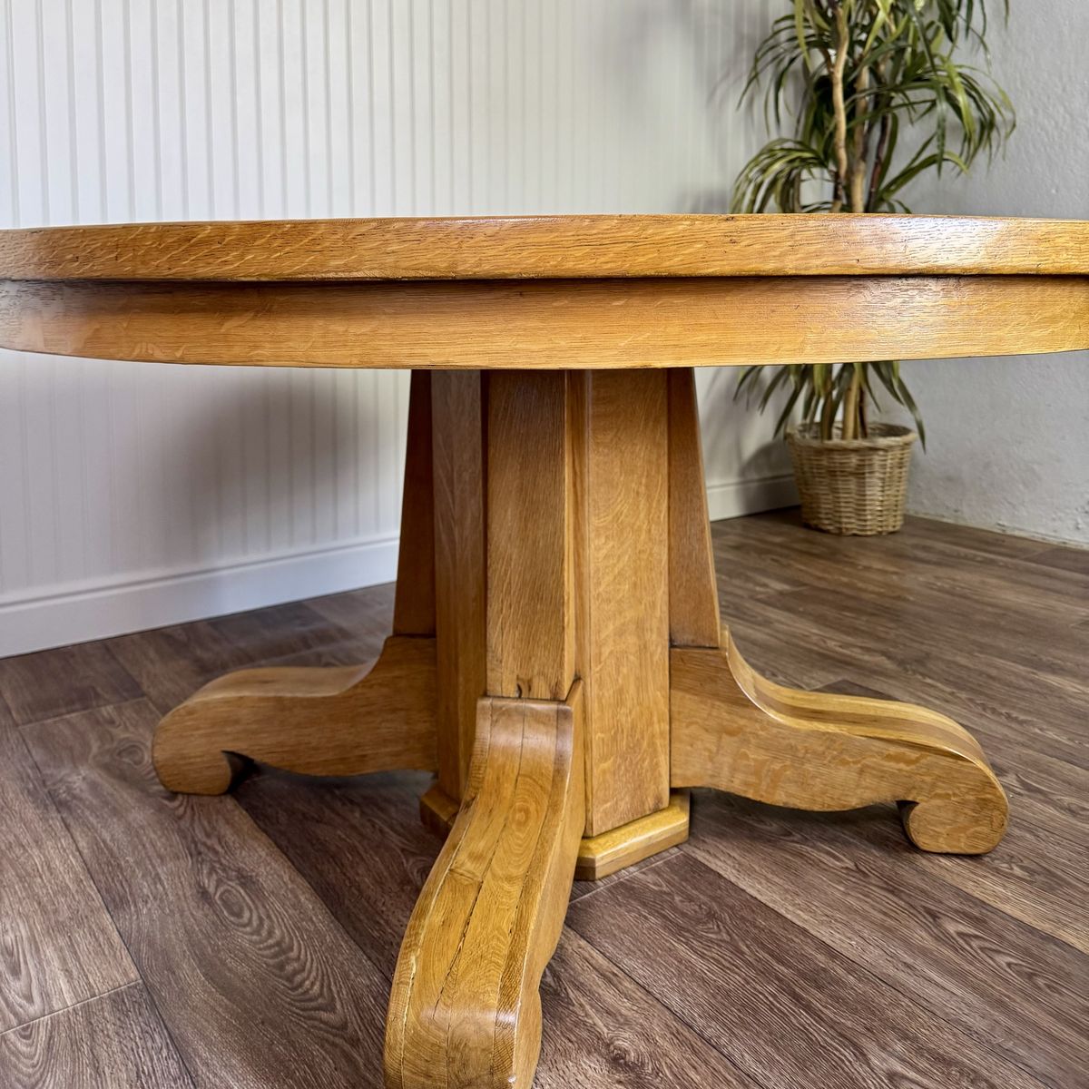 Vintage Tiger Oak Round Pedestal Dining Table