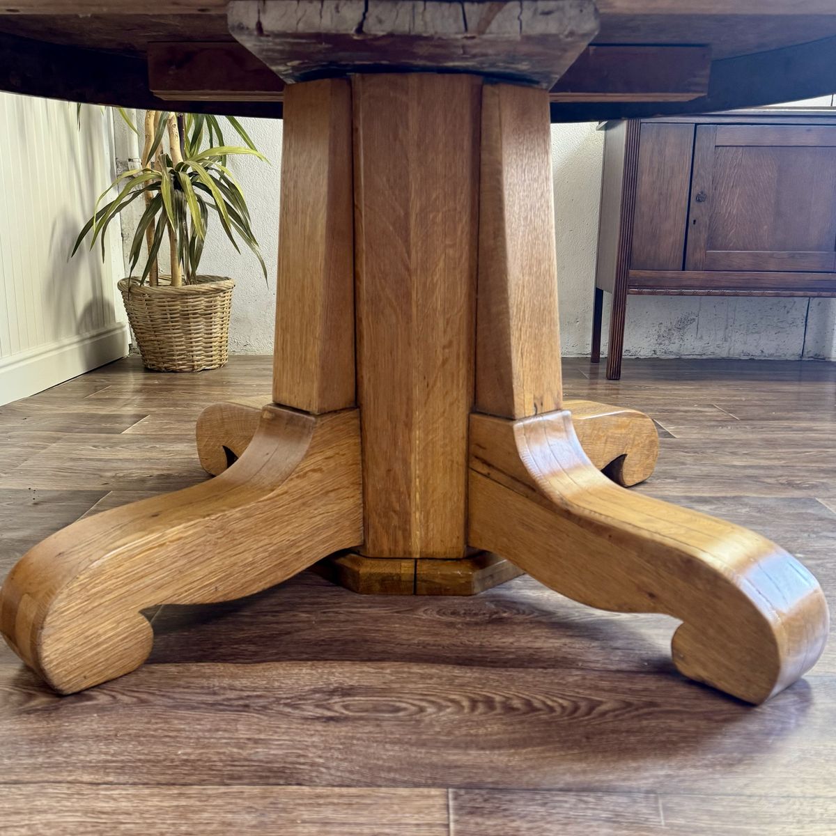 Vintage Tiger Oak Round Pedestal Dining Table