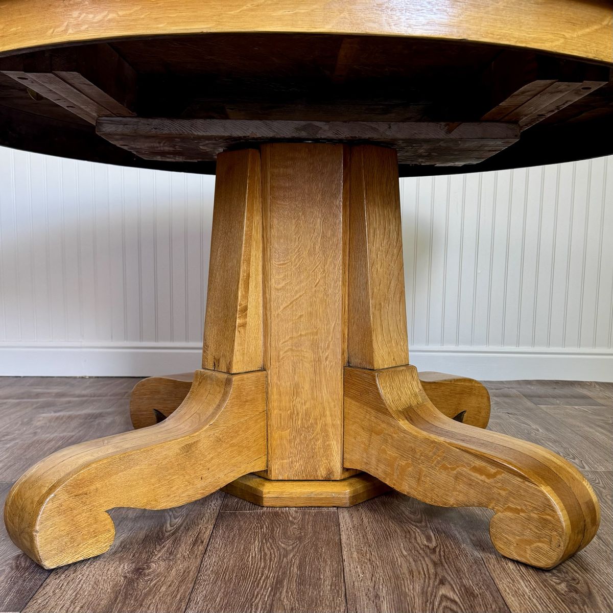 Vintage Tiger Oak Round Pedestal Dining Table