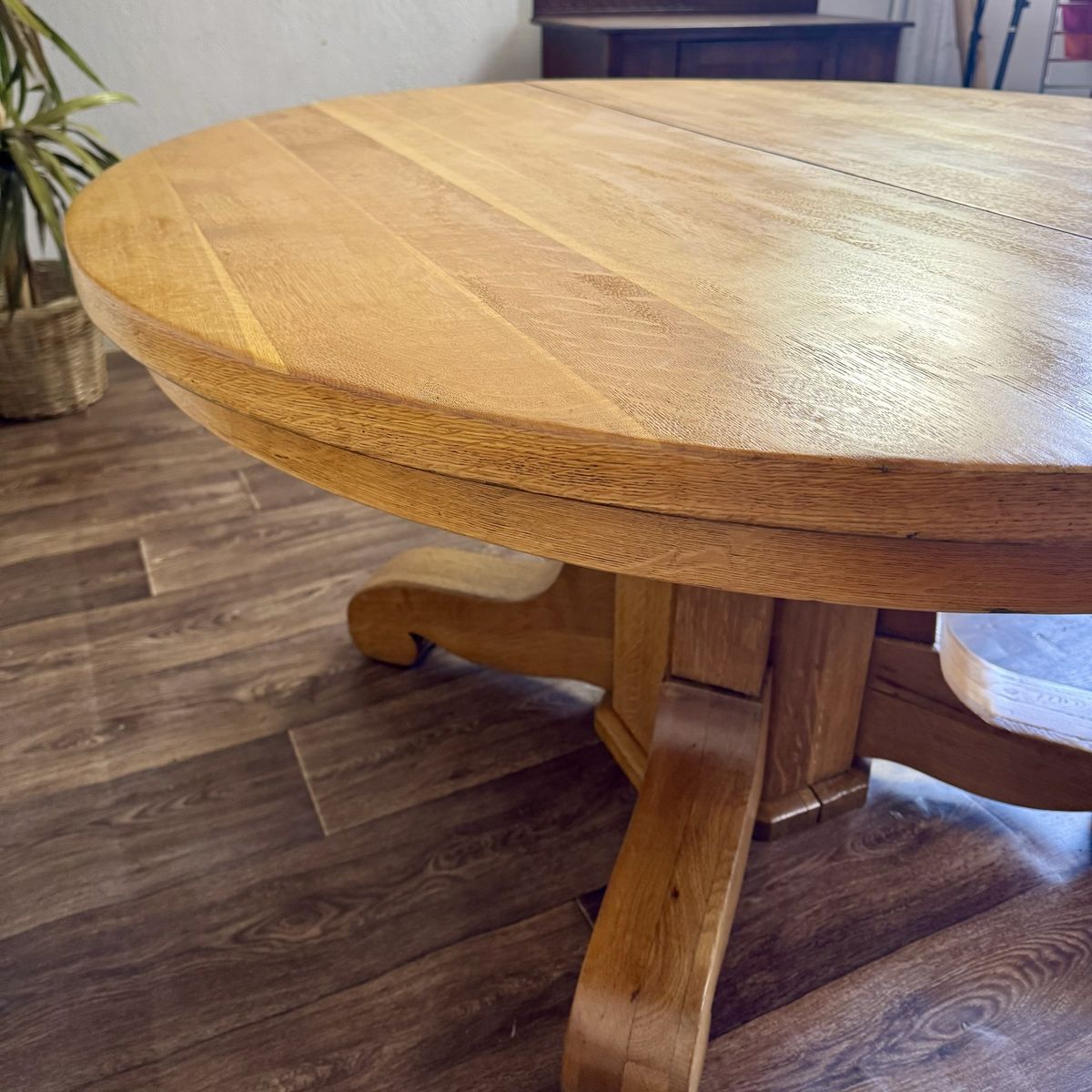 Vintage Tiger Oak Round Pedestal Dining Table