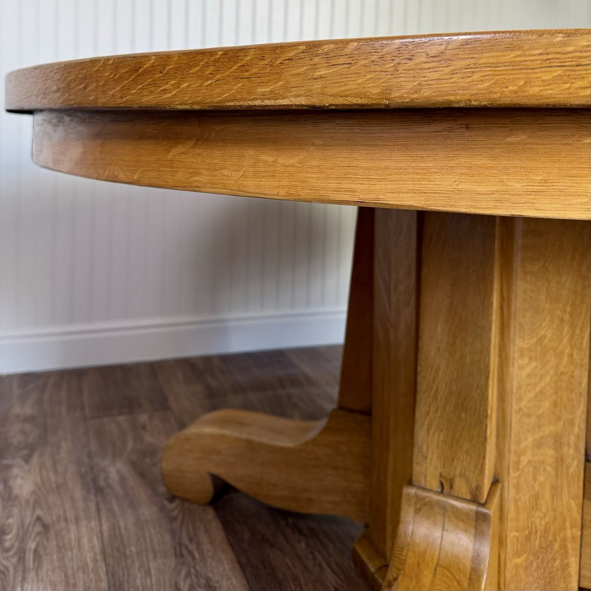 Vintage Tiger Oak Round Pedestal Dining Table